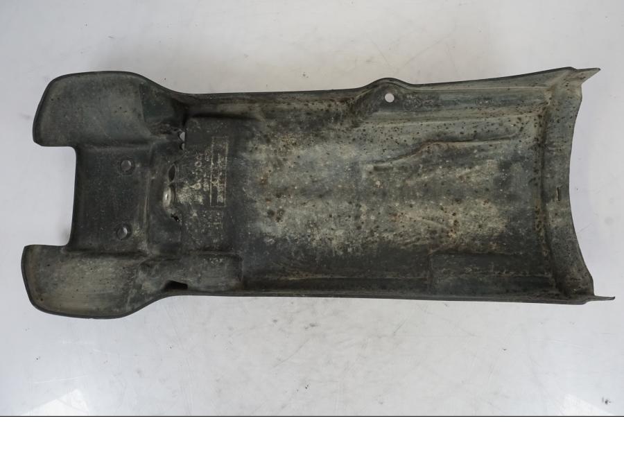 Snett nerifrån på Undertail från en BMW R 1150 GS -2002 motorcykel.