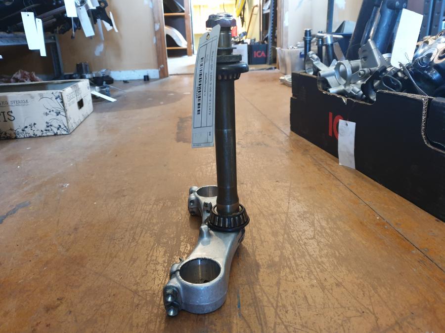 Baksidan på Gaffelkrona från en Suzuki GSF 1200 -2000 motorcykel.