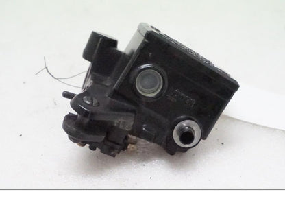 Framsidan på Bromshuvudcylinder från en Yamaha FZ1-S -2006 motorcykel.