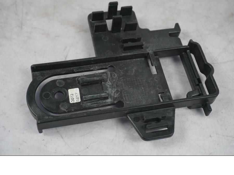 Vänster sida på Batterihållare från en BMW F 800 R -2018 motorcykel.