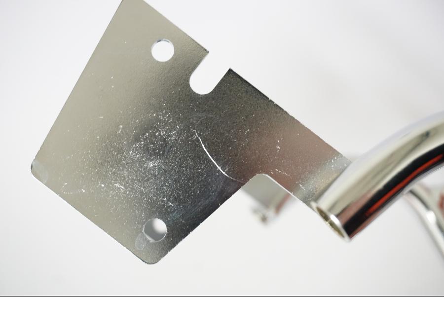 Snett nerifrån på Framskärmsstag från en Suzuki VS 800 -1999 motorcykel.