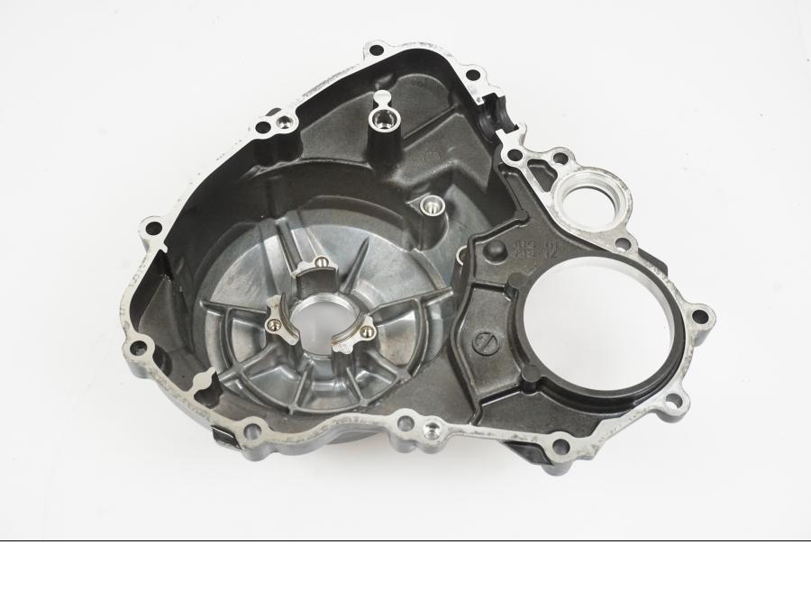 Snett nerifrån på Generatorkåpa från en Yamaha MT-09 -2019 motorcykel.