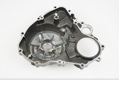 Snett nerifrån på Generatorkåpa från en Yamaha MT-09 -2019 motorcykel.