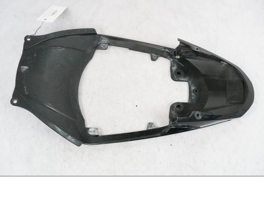 Snett nerifrån på Bakvinge från en Suzuki GSX-R 1000 -2008 motorcykel.