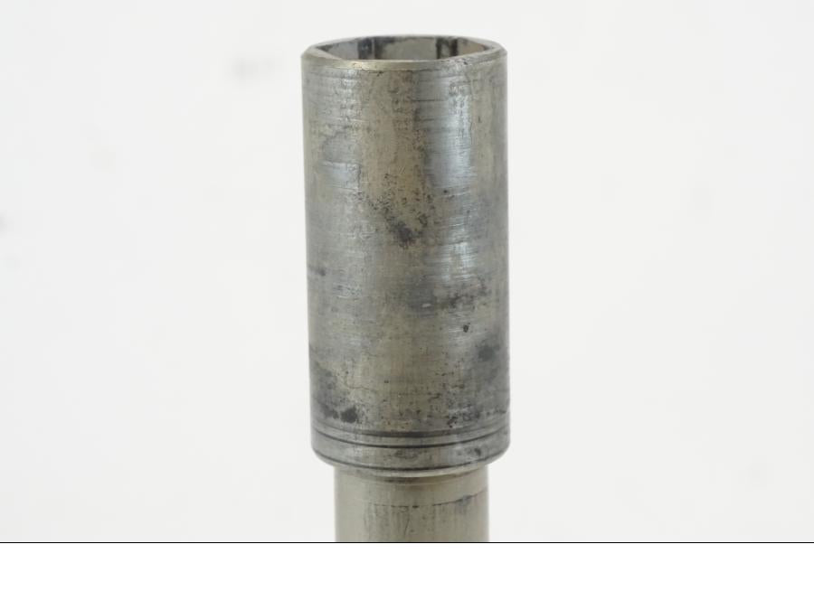 Vänster sida på Axel från en Suzuki VZR 1800 -2009 motorcykel.