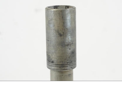 Vänster sida på Axel från en Suzuki VZR 1800 -2009 motorcykel.