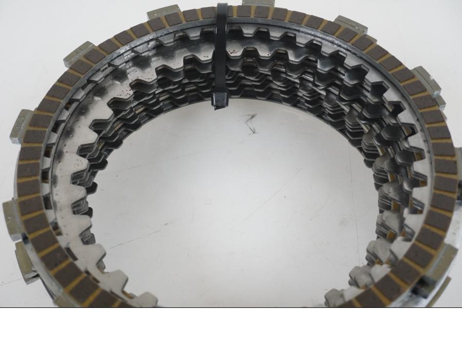 Baksidan på Lameller från en KTM 1290 Super Duke R -2021 motorcykel.