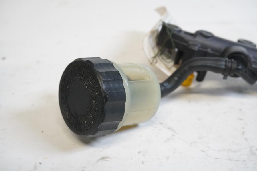 Baksidan på Bromshuvudcylinder från en Yamaha YZF 1000 R1 -2005 motorcykel.