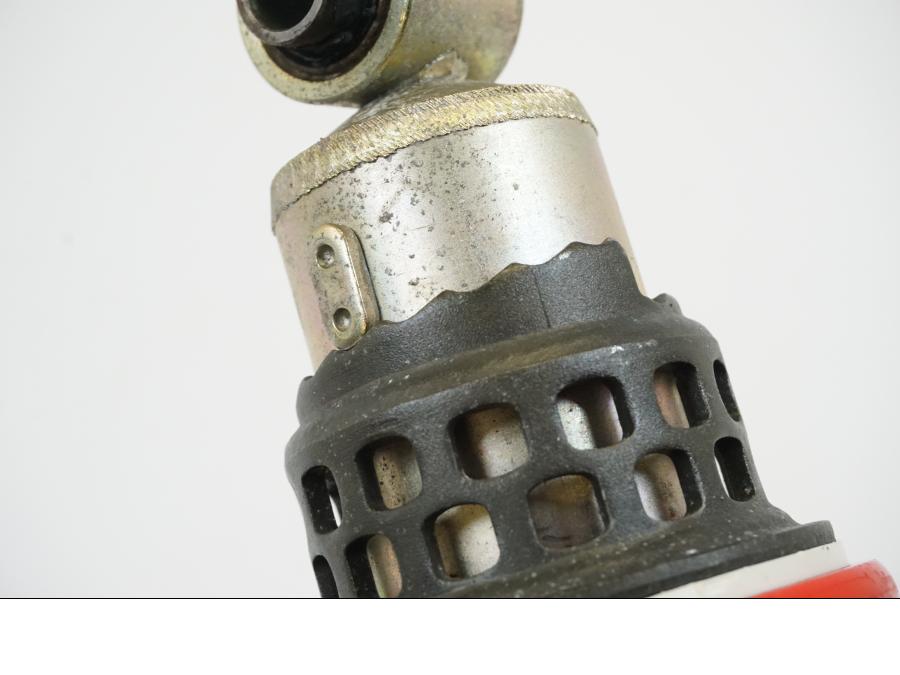 Snett uppifrån på Stötdämpare från en Yamaha FZ-S 600 -1999 motorcykel.