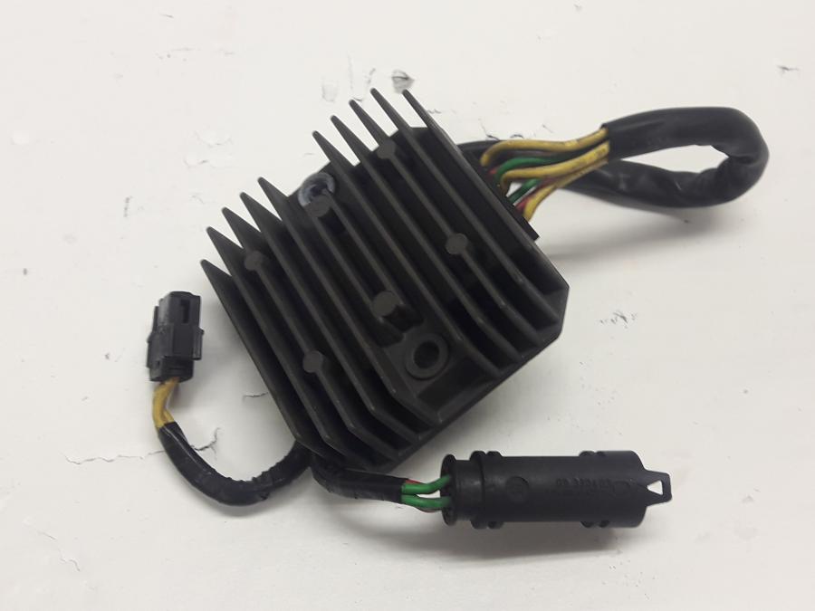 Framsidan på Likriktare från en BMW F 650 GS -2009 motorcykel.