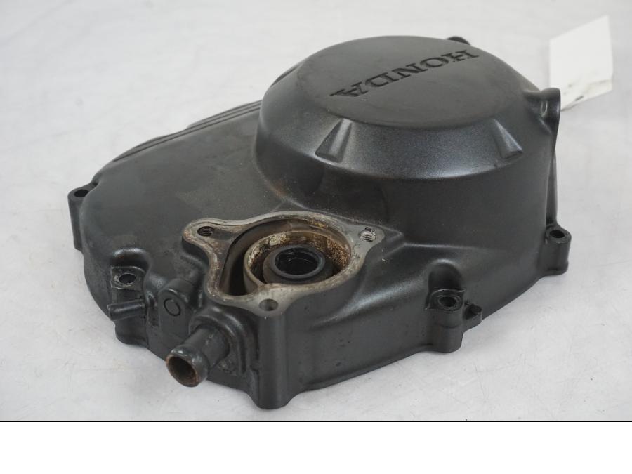 Snett uppifrån på Kopplingskåpa från en Honda CBR 125 R -2006 motorcykel.