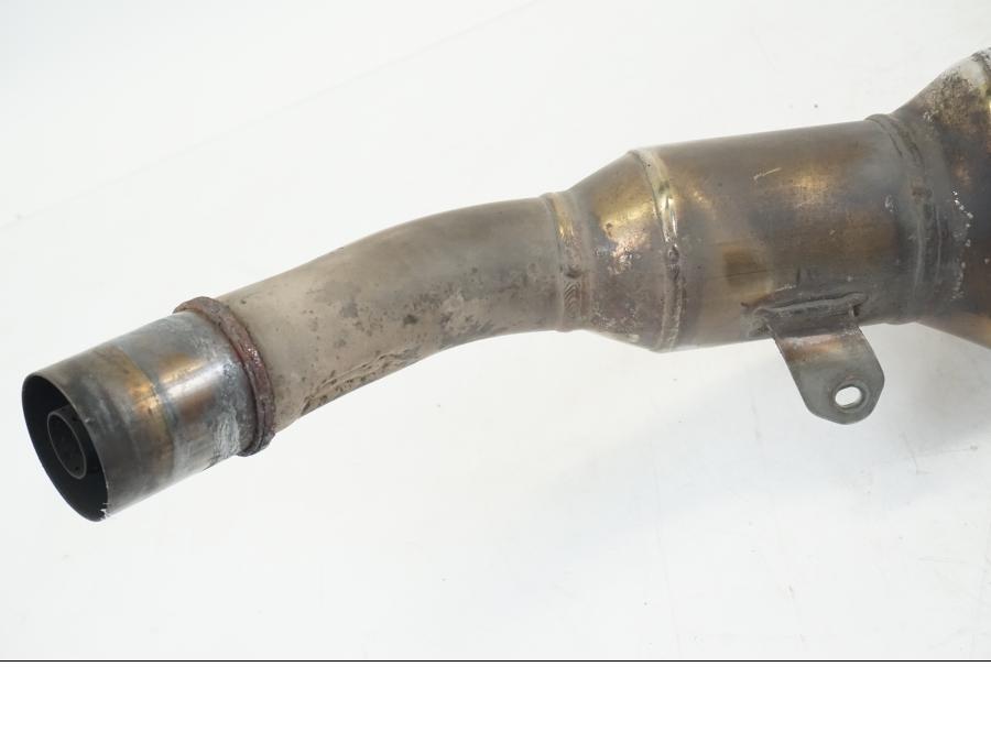 Snett nerifrån på Ljuddämpare från en Honda ST 1300 -2002 motorcykel.