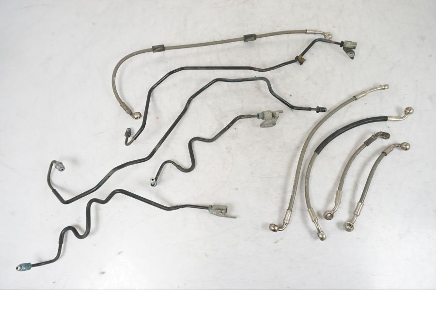 Framsidan på Bromsledning från en BMW R 1200 R -2007 motorcykel.