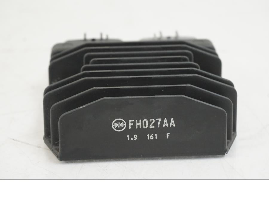 Vänster sida på Likriktare från en Triumph Speed Triple -2021 motorcykel.