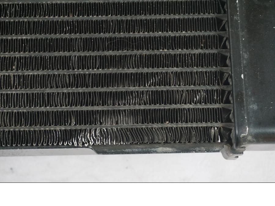 Höger sida på Vattenkyl från en Suzuki SV 650 -1999 motorcykel.