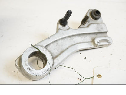 Framsidan på Bromsoksfäste från en Husqvarna SM 500 -2006 motorcykel.