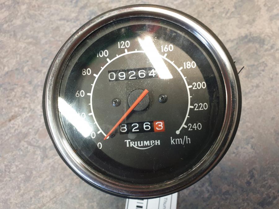 Framsidan på Hastighetsmätare från en Triumph Thunderbird 900 -2001 motorcykel.