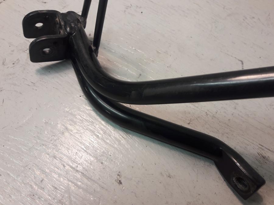 Baksidan på Fotpinnefäste från en Yamaha WR 125 -2010 motorcykel.