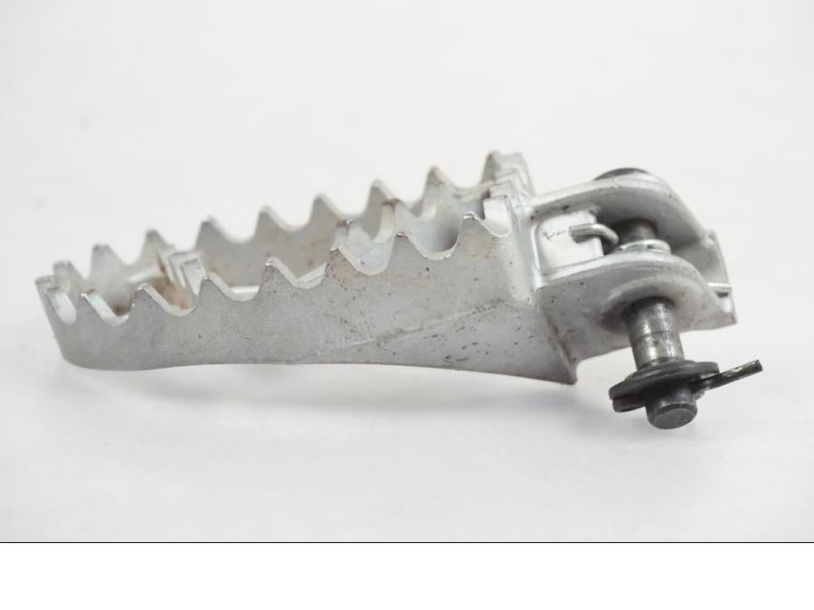 Baksidan på Fotpinne från en KTM 390 Adventure -2021 motorcykel.