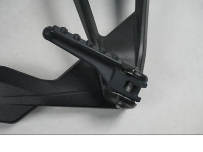 Höger sida på Fotpinnefäste från en KTM 1290 Super Duke GT -2017 motorcykel.