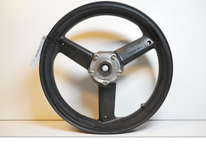 Framsidan på Fälg från en Triumph Daytona 650 -2005 motorcykel.