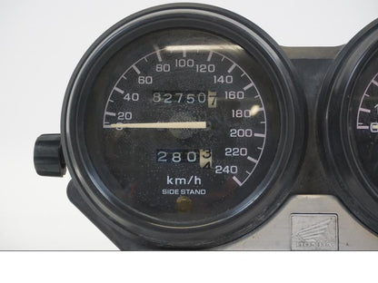 Baksidan på Instrumentpanel från en Honda CB 750 -2002 motorcykel.