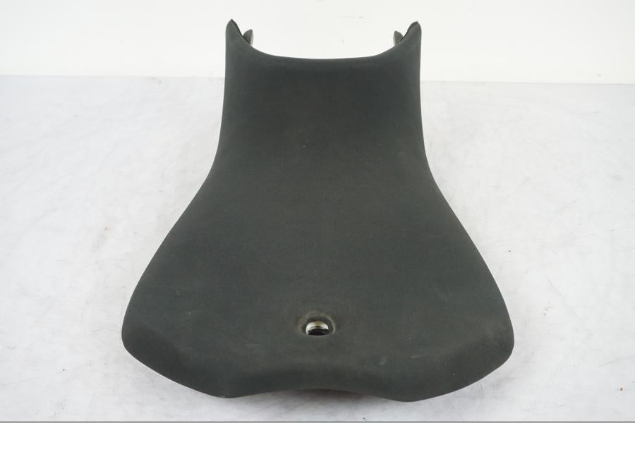 Vänster sida på Sadel från en Yamaha MT 125 -2017 motorcykel.