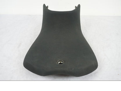 Vänster sida på Sadel från en Yamaha MT 125 -2017 motorcykel.