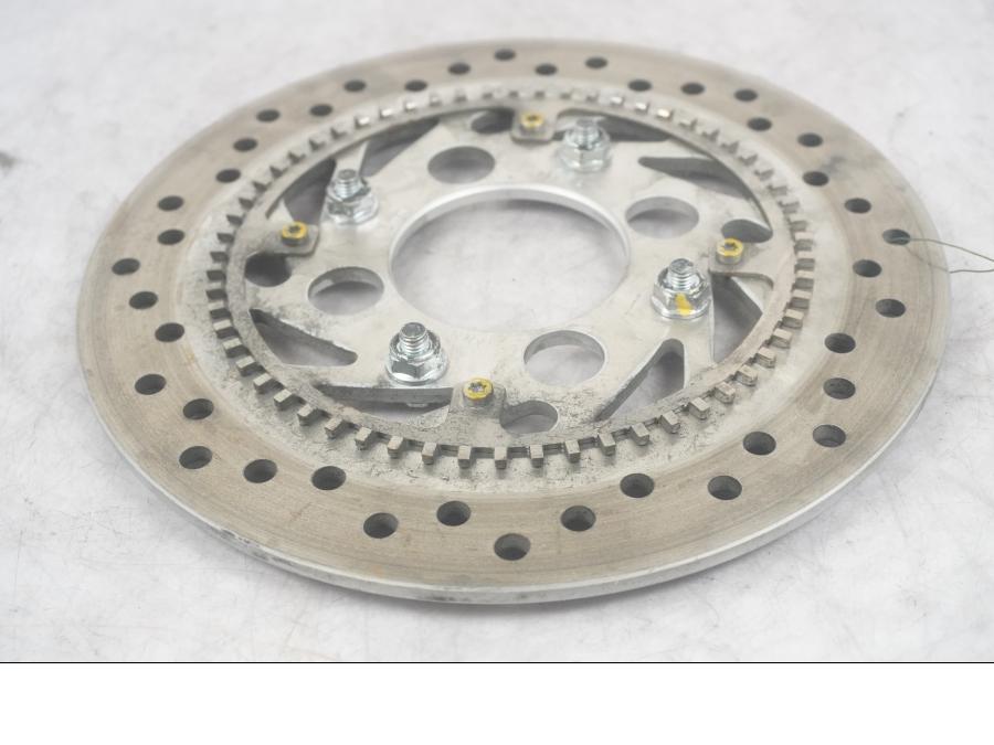 Framsidan på Bromsskiva från en Honda VFR 800 -2008 motorcykel.