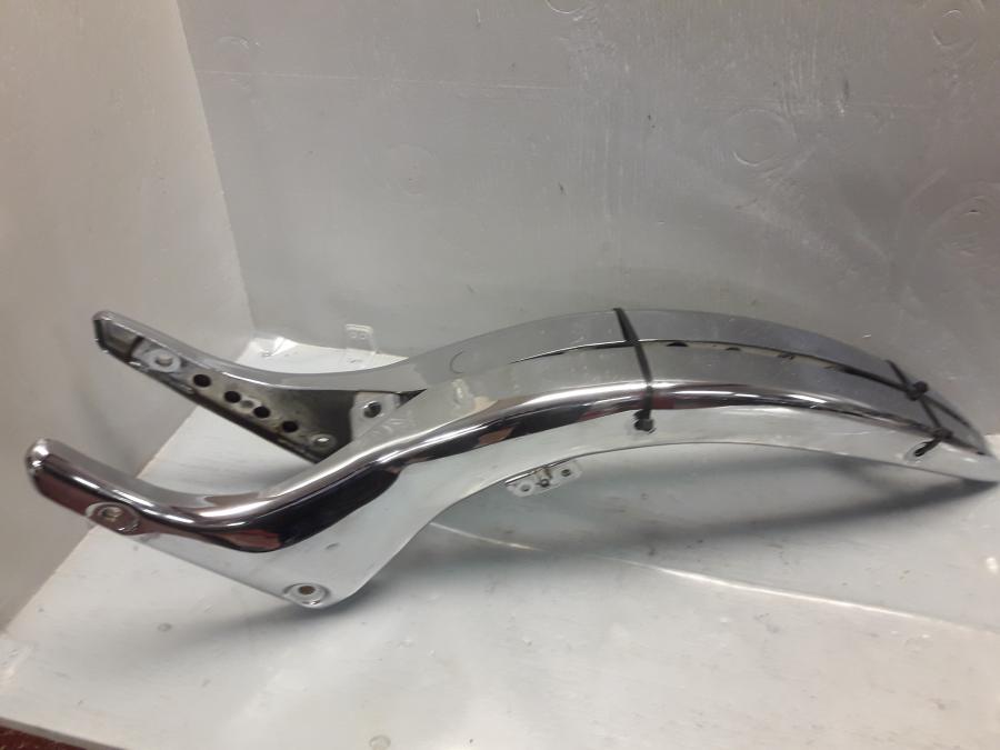 Baksidan på Bakskärmstag från en Suzuki VL 800 -2009 motorcykel.