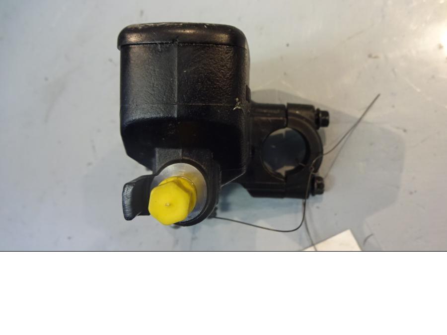 Snett uppifrån på Bromshuvudcylinder från en Honda NC 750 S -2017 motorcykel.