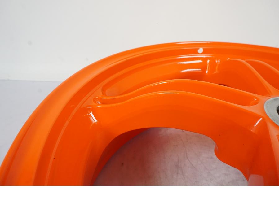 Höger sida på Fälg från en KTM 1290 Super Duke R -2023 motorcykel.