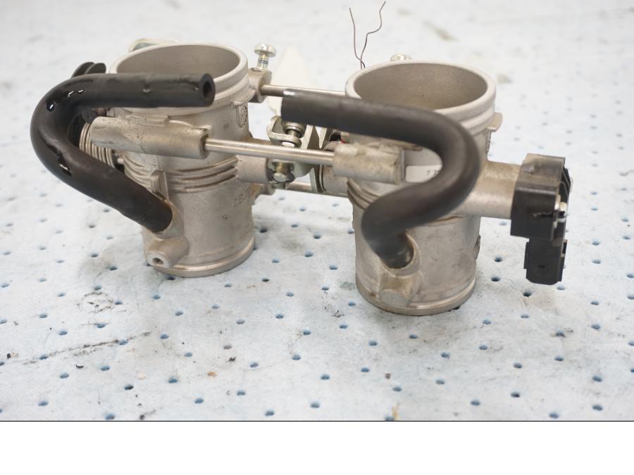 Baksidan på Spjällhus från en BMW F 800 GS -2017 motorcykel.