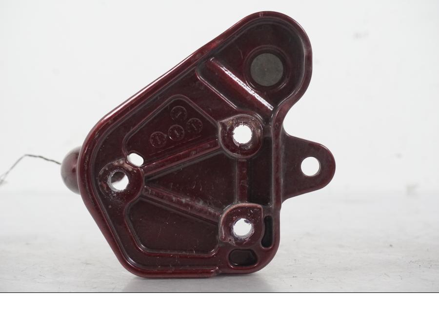 Vänster sida på Fotpinnefäste från en H-D Softail FXCW Rocker -2008 motorcykel.