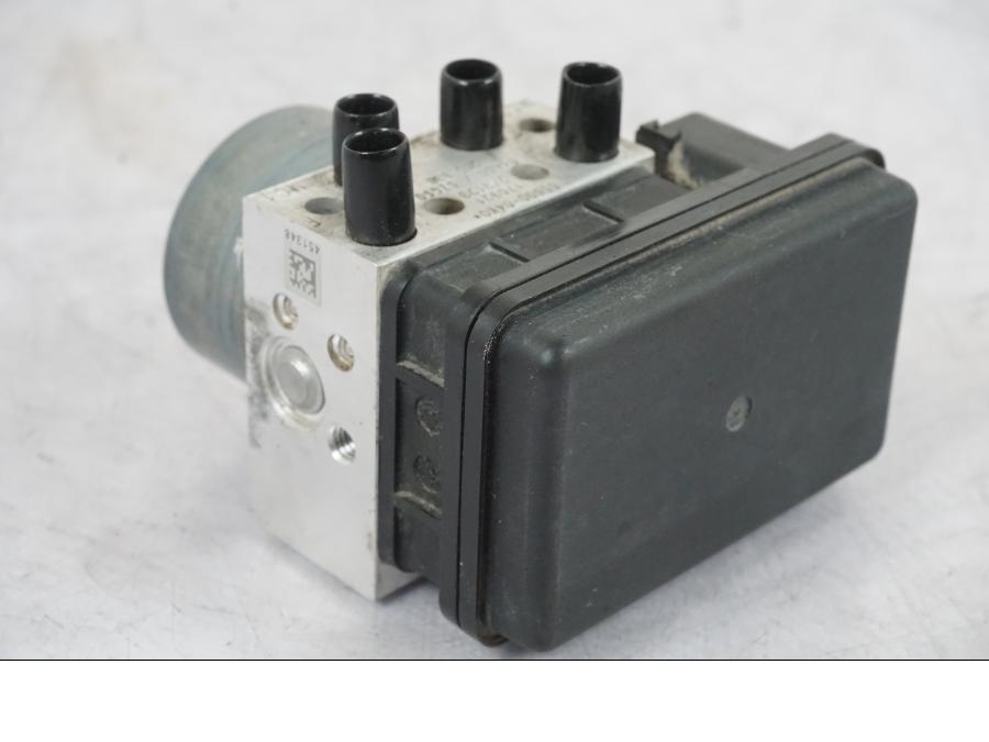 Framsidan på ABS Modulator från en Suzuki GSX-S 1000 -2017 motorcykel.