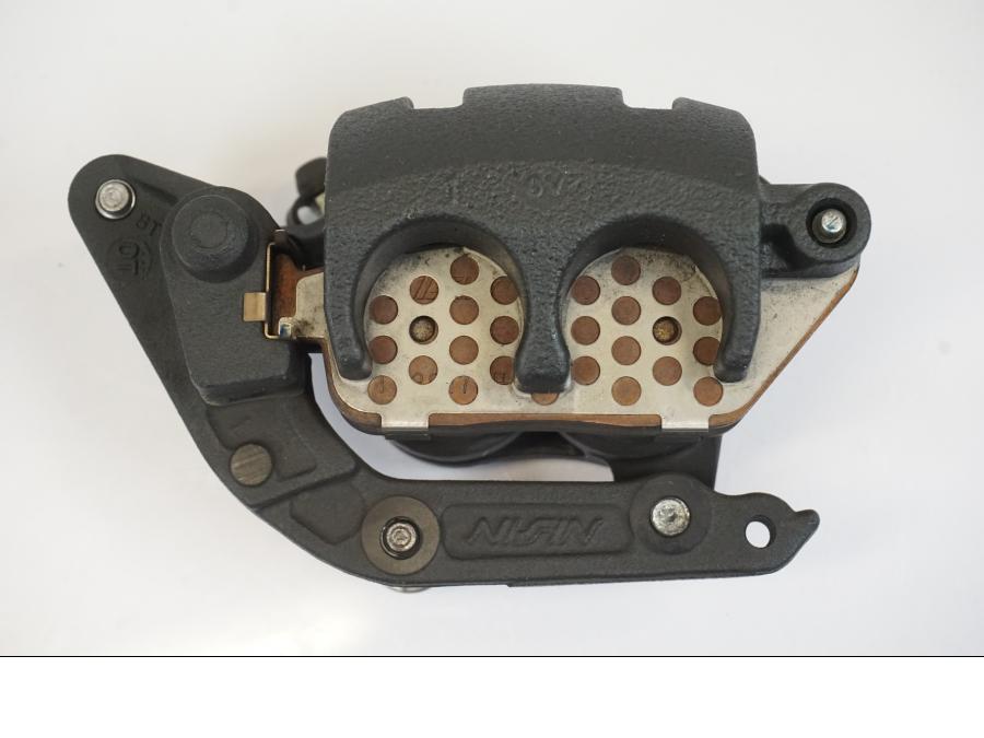 Snett uppifrån på Bromsok från en Triumph Trident -2021 motorcykel.