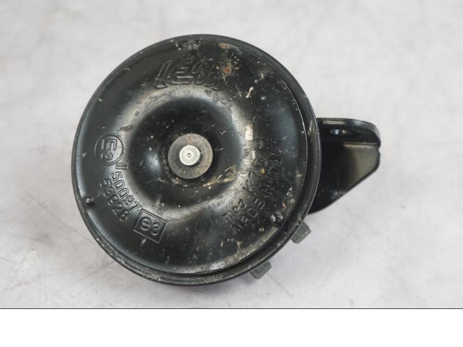 Framsidan på Signalhorn / Tuta från en KTM 1290 Super Duke R -2022 motorcykel.