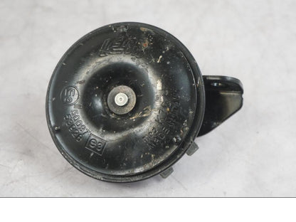 Framsidan på Signalhorn / Tuta från en KTM 1290 Super Duke R -2022 motorcykel.