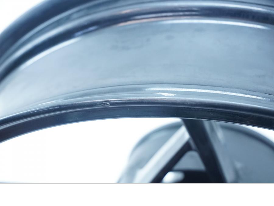 Snett nerifrån på Fälg från en Kawasaki Ninja 650 -2018 motorcykel.