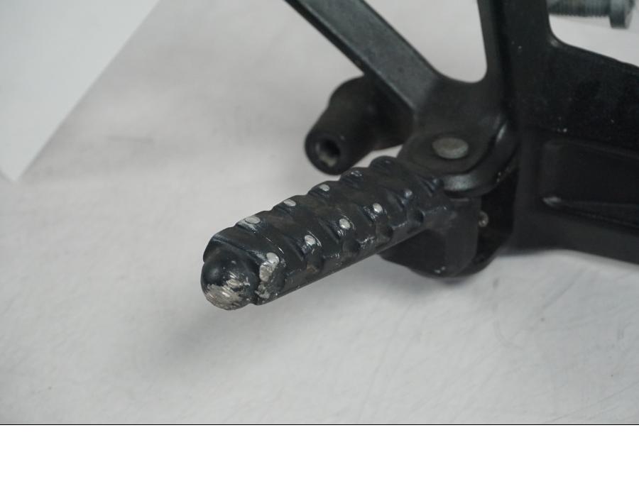 Baksidan på Fotpinnefäste från en KTM 1290 Super Duke GT -2017 motorcykel.