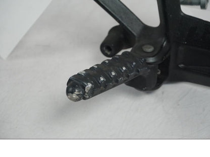 Baksidan på Fotpinnefäste från en KTM 1290 Super Duke GT -2017 motorcykel.