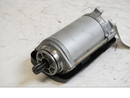 Framsidan på Startmotor från en Suzuki VL 800 -2001 motorcykel.