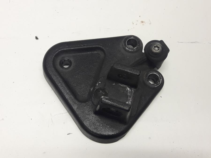 Framsidan på Fotpinnefäste från en Triumph Tiger -1999 motorcykel.