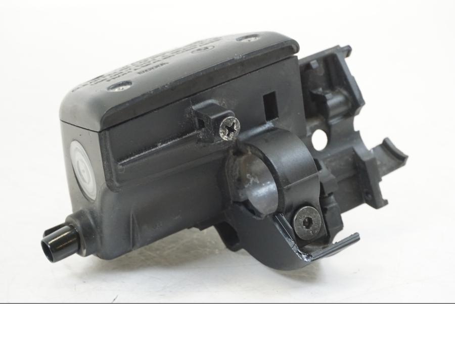 Höger sida på Bromshuvudcylinder från en BMW K 1200 LT -2004 motorcykel.