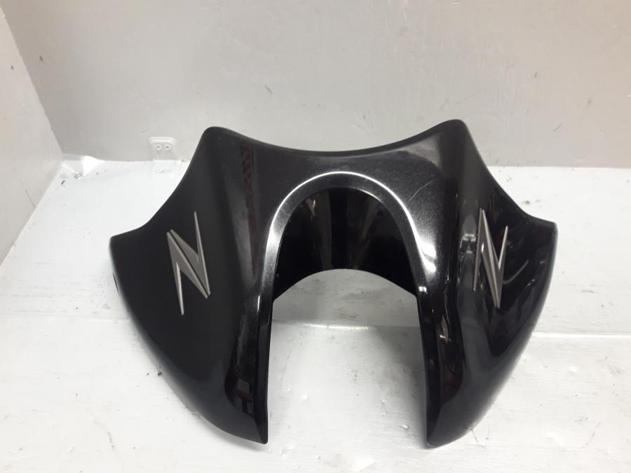 Framsidan på Bensintankskåpa från en Kawasaki Z 1000 -2013 motorcykel.