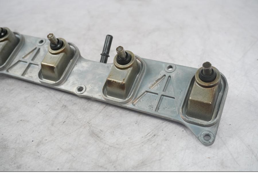 Baksidan på Fuel Rail från en Kawasaki ZX-10R -2008 motorcykel.