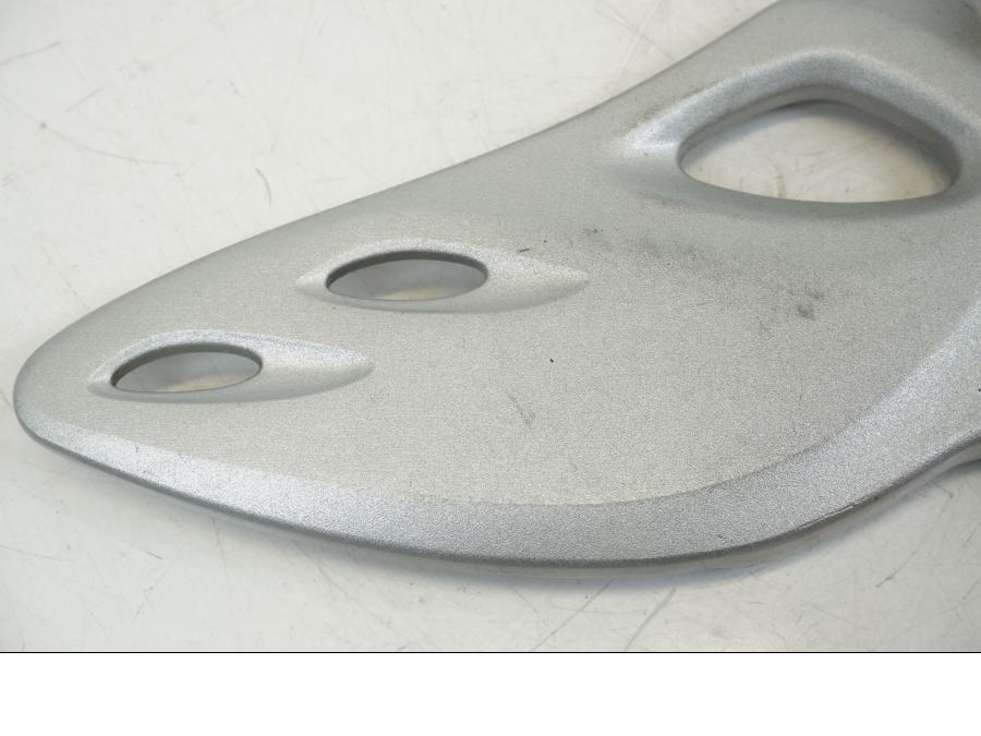 Vänster sida på Fotpinnefäste från en Suzuki GSX 1300 R -2017 motorcykel.