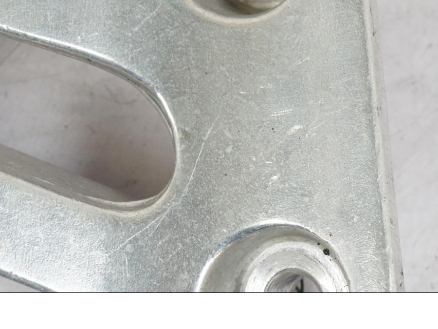 Baksidan på Fotpinnefäste från en Yamaha XJ 900 S -1999 motorcykel.