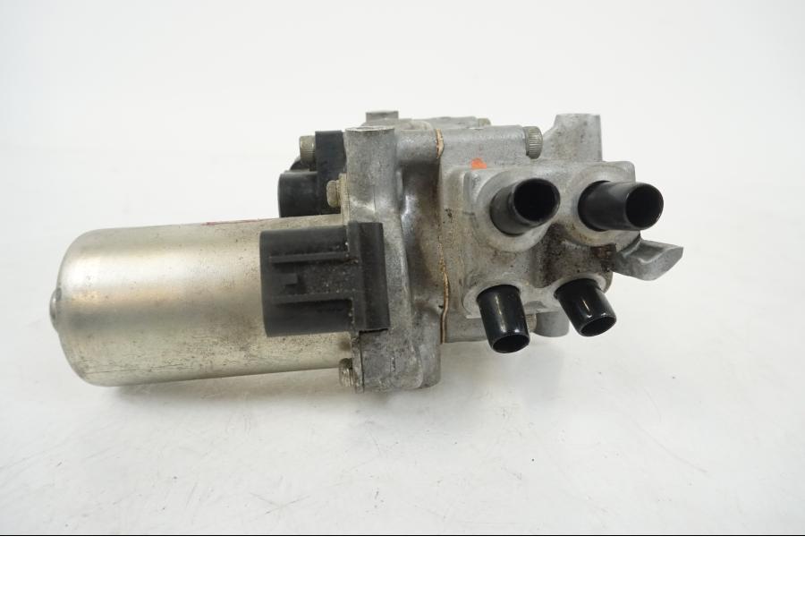 Vänster sida på ABS Modulator från en Honda XL 1000 V -2008 motorcykel.