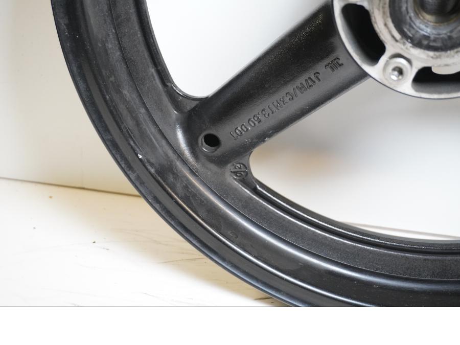 Extrabild1 på Fälg från en Suzuki GSX 1300 R -2003 motorcykel.